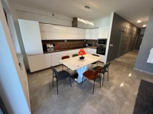 Kuchyň nebo kuchyňský kout v ubytování VRG 1 Exkluzív Apartman