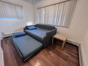 韦斯特伯里Modern and spacious 4 B/R + 2 bath house的一间有一张床和一张桌子的小房间