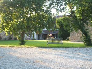 Le Domaine des Tuillieres في Masléon: جلسة ركن الحديقة أمام المنزل