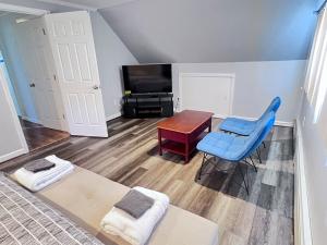 Modern and spacious 4 B/R + 2 bath house的休息区