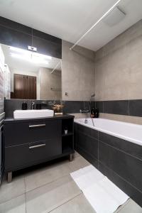 Koupelna v ubytování BNB New Beautiful Apartment in the Center of Ostrava with option Garage Parking