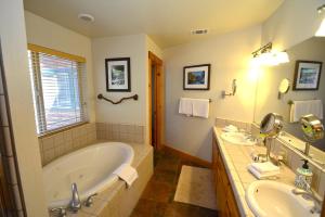 a bathroom with a tub and two sinks and a tub at Black Bear Lodge Reduced Nightly Rate in Bass Lake +24 photos