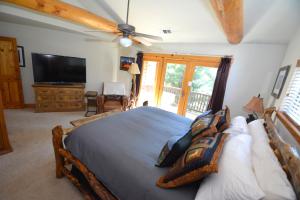 a bedroom with a large bed and a television at Black Bear Lodge Reduced Nightly Rate in Bass Lake