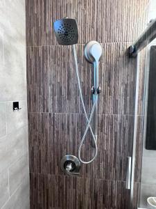 Modern and spacious 4 B/R + 2 bath house的一间浴室