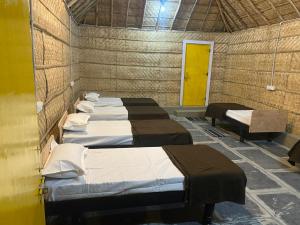 Una cama o camas en una habitación de Serene Boulder