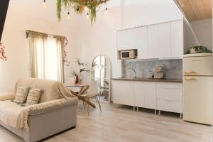 a kitchen and living room with a couch and a table at Agua Viva Deluxe in Málaga