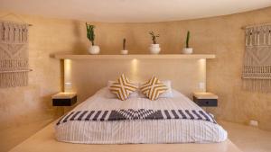 ein Schlafzimmer mit einem Bett mit drei Kissen darauf in der Unterkunft Entire Villa Private Beach Front Oasis at Punta Lobos - Casa Punta Lobos in Todos Santos + 69 Fotos