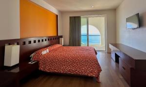 Postel nebo postele na pokoji v ubytování Rosarito Beach Hotel