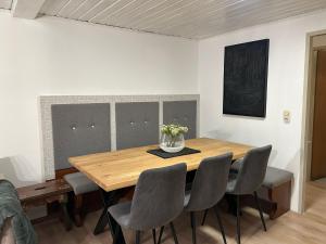 stół w jadalni z krzesłami i wazon z kwiatami w obiekcie FarawayHomes Studio St Wolfgang #7 w mieście Ried