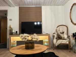 salon ze stołem i telewizorem w obiekcie FarawayHomes Studio St Wolfgang #7 w mieście Ried