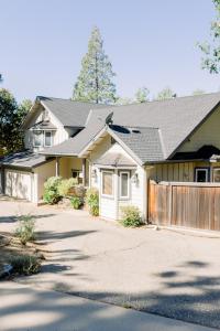 una casa blanca con valla y entrada en Casita- Lake Area Free Night Special, en Bass Lake