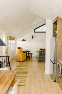 Una cocina y una sala de estar con refrigerador y una mesa. en Casita- Lake Area Free Night Special, en Bass Lake