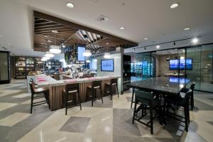 TV a/nebo společenská místnost v ubytování Sheraton Laval Hotel