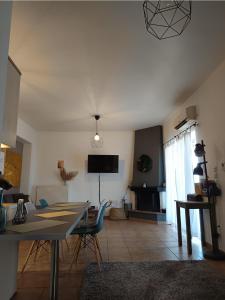 Μια τηλεόραση ή/και κέντρο ψυχαγωγίας στο Center gazi historical