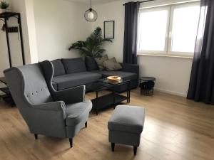 Uma área de estar em Ferienwohnung "Apartment Paul" Eppelborn - Stilvolles Apartment mit Terrasse, Parkplatz & zentrale Lage
