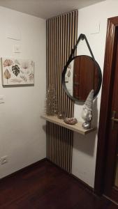 uno specchio su una mensola in una stanza di Apartamento El Temple-Casco histórico de Zaragoza a Saragozza