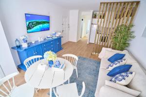 TV a/nebo společenská místnost v ubytování Beautiful NEW Apartment Near The Beach