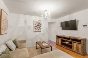 TV a/nebo společenská místnost v ubytování Top Location! 2BD in Kips Bay, NYC Best Neighborhood