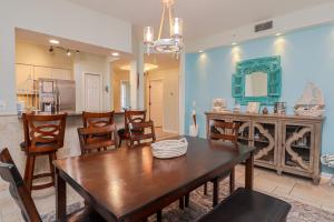 een eetkamer en woonkamer met een tafel en stoelen bij Seaside at Anastasia B105 in St. Augustine