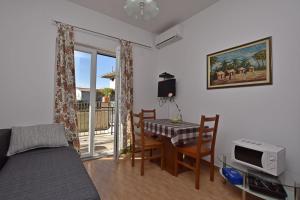 オミシュにあるApartments Ivanのベッドとテーブルと椅子のある寝室