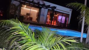 Bazén v ubytovaní Villa lujosa con spa, piscina y sala de juegos PRIVADOS alebo v jeho blízkosti