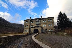an old stone building with a stone path in front of it at Hotel Petrotechno in Tsepelovo