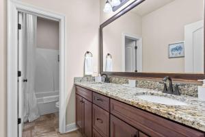 Koupelna v ubytování 4 Bedroom Family Home in Lake Charles La + 13 fotografií
