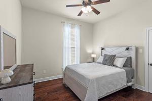 Postel nebo postele na pokoji v ubytování 4 Bedroom Family Home in Lake Charles La