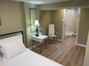 Postel nebo postele na pokoji v ubytování Exceptionally Close to the Falls Amazing Location & Complimentary Breakfast Delivered Daily to the Rental