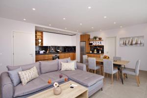 Dapur atau dapur kecil di Dreamcatcher Villas by PaxosRetreats