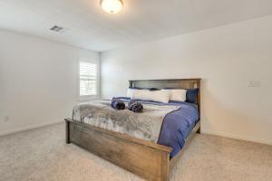 a bedroom with a large bed in a room at 10 Mi to The Strip Spacious Extended Vegas Stay! in Las Vegas