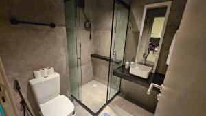 un bagno con doccia, WC e lavandino di Studio New Time 1212 a Maceió