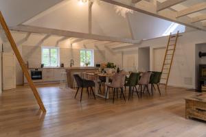 a kitchen and dining room with a table and chairs at Wald- und Seeidyll im historischen Forsthaus in Neuruppin