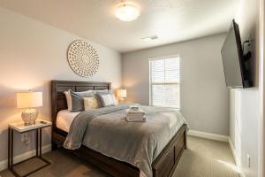 a bedroom with a bed and a flat screen tv at Beautiful Sun Villa at The Casitas Sienna Hills in Washington +44 photos