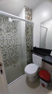 un bagno con wc e doccia in vetro di APTO ACONCHEGANTE 1km da praia do Aracagy e 4km da av litorânea a São Luís