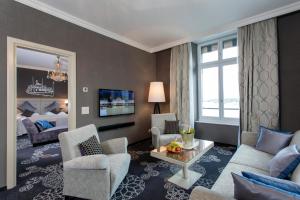 TV a/nebo společenská místnost v ubytování Hotel Schweizerhof Luzern