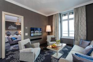 - un salon avec un canapé et un lit dans l'établissement Hotel Schweizerhof Luzern, à Lucerne