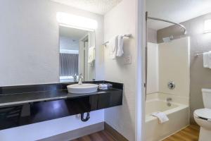 Ένα μπάνιο στο Studio 6 Hayward, CA Silicon Valley Gateway +16 φωτογραφίες