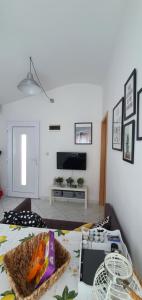 TV a/nebo společenská místnost v ubytování Apartments Anka