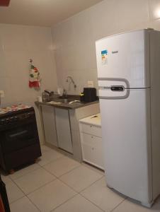 Η κουζίνα ή μικρή κουζίνα στο Linda kitnet