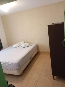 Ένα ή περισσότερα κρεβάτια σε δωμάτιο στο Linda kitnet