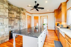 Gallery image of 11 Mi to Downtown Denton Spacious Ranch Retreat in Oak Point +23 photos