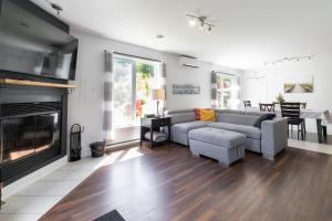 a living room with a couch and a fireplace at Détente Orford 111 condo/chalet in Orford