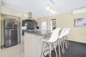 Η κουζίνα ή μικρή κουζίνα στο Cinema, Pool-Table, Dart Board, -By KOSH BNB