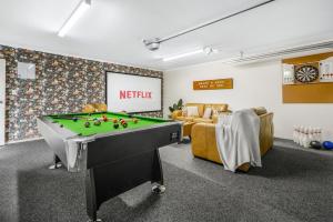 Τραπέζι μπιλιάρδου στο Cinema, Pool-Table, Dart Board, -By KOSH BNB +24 φωτογραφίες