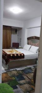 ein Schlafzimmer mit einem großen Bett in einem Zimmer in der Unterkunft Nassen House in Udhruḩ