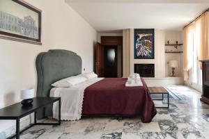 A bed or beds in a room at Dimora Corte Lubelli