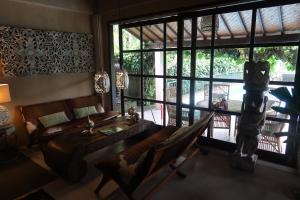 un salon avec un canapé et une table dans l'établissement Chalet Rabina, à Ubud 35 autres photos