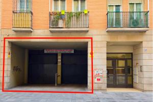 a garage door with a sign in front of a building at Piso en el Centro de Zaragoza, Parking GRATIS, Check-in 24h in Zaragoza