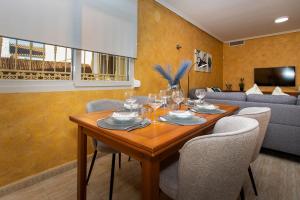 a dining room with a table with chairs and a couch at Villa Deva 20 in Torrevieja